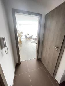 Bathroom sa New Luxury City centre apartment with panoramic view, free parking