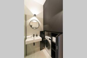 Un baño con lavabo y lavadora. en josef's home I Donald Duck Apartment, en Viena