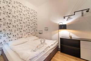Un dormitorio con una cama y una pared con dibujos. en josef's home I Donald Duck Apartment, en Viena