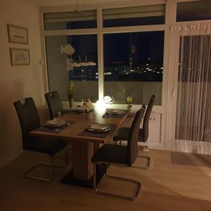 ein Esstisch mit Stühlen und ein großes Fenster in der Unterkunft Ferienpark L10-008 Ferienpark in Heiligenhafen + 5 Fotos