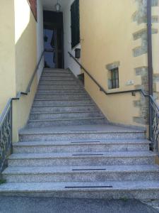 チヴィテッラ・イン・ヴァル・ディ・キアーナにあるTuscany B&B Suite Pinzottoの階段