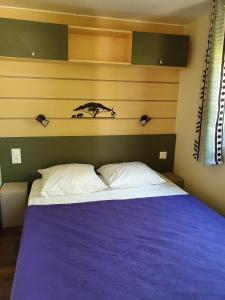 Postel nebo postele na pokoji v ubytování CAMPING & SPA CAP SOLEIL