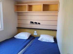 Postel nebo postele na pokoji v ubytování CAMPING & SPA CAP SOLEIL