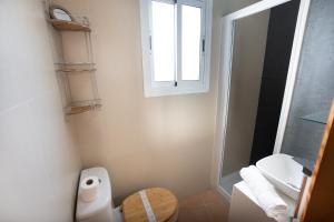 ネルハにあるEdf. Sirena 7ºKのバスルーム(トイレ、洗面台付)、窓が備わります。