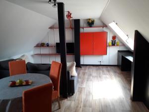 Monteurwohnungen Lerch Santos في مونشنغلادباخ: غرفة معيشة مع طاولة ومطبخ في دور علوي