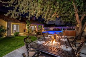 podwórko ze stołem i miejscem na ognisko w obiekcie Beautiful Scottsdale Escape with Heated Pool and Spa w mieście Phoenix