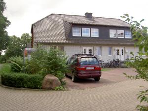 a red van parked in front of a house at Ferienwohnung Gauger-Binz auf Rügen in Binz