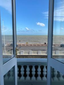 una ventana con vistas al océano en Astral Lodge, en Hastings