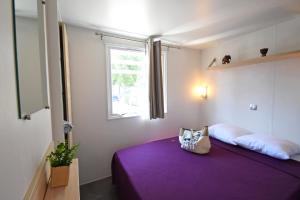 Postel nebo postele na pokoji v ubytování CAMPING & SPA CAP SOLEIL
