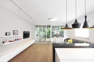 cocina y sala de estar con paredes blancas en Light Ivory by HolyGuest, en Tel Aviv