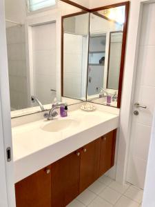 Koupelna v ubytování Exceptional view facing sea of Givat Olga Hadera + 88 fotografií