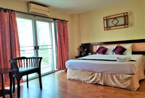 เตียงในห้องที่ Pangviman Place Resotel SHA Plus