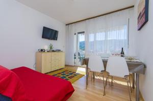- un salon avec une table et des chaises blanches dans l'établissement Apartment in Stari Grad (Hvar) with Balcony, Air condition, WIFI, Dishwasher (3695-1), à Stari Grad
