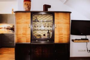 une armoire avec des bouteilles et des verres dans la cuisine dans l'établissement Casa de Luisa, à Viechtach