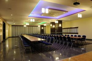 una sala de conferencias con una mesa larga y sillas en Hotel Aquarius Restaurant Wellness Spa, en Ciechocinek