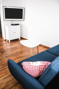 菲希塔赫的住宿－Casa de Luisa，客厅配有蓝色的沙发和电视