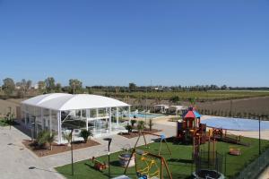 uma vista aérea de um parque infantil num resort em AGRITURISMO CASA RICOTTA em Metaponto
