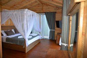 Cama ou camas em um quarto em Symbola Oludeniz Beach Hotel