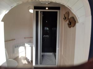 A bathroom at Tiny House De Boet, in Natuurgebied en vlakbij het Strand