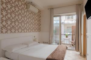 1 dormitorio con cama blanca y ventana grande en Residenza Il Duca, en Roma