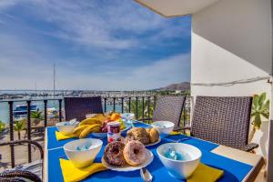 una mesa azul con comida en la parte superior de un balcón en Concha, en Puerto de Alcudia