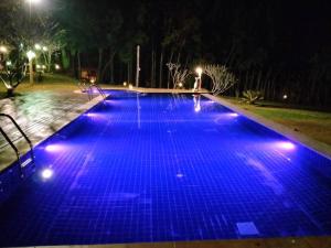 Bazén v ubytování Baanwangnamkeaw Lodge nebo v jeho okolí