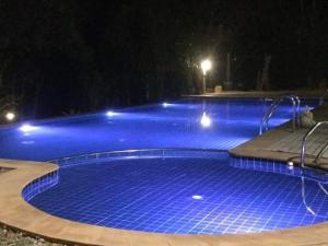 Bazén v ubytování Baanwangnamkeaw Lodge nebo v jeho okolí