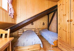 a room with two beds in a cabin at Äksi pastoraadi sviit in Woldi