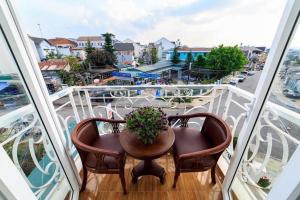 Balkón nebo terasa v ubytování Khách sạn Đoàn Vượng Đà Lạt