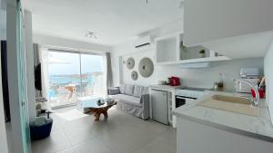Kuchyňa alebo kuchynka v ubytovaní Amperian Mykonos Suites & Villas