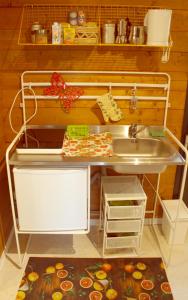 a miniature kitchen with a sink and a counter at b&b L'Alloggio in Fermo