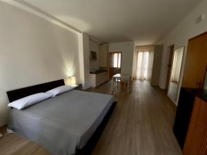 La Mansardina del Giardinetto tesisinde bir odada yatak veya yataklar