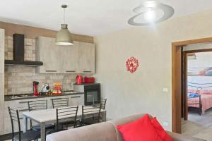 羅索利納的住宿－appartamento da sauro，一间带桌子的客厅和一间厨房