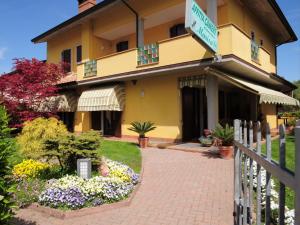 a yellow building with a street sign in front of it at Affittacamere Marisa in Valeggio sul Mincio