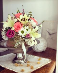 un mazzo di fiori in un vaso su un tavolo di Apartment Klet a Sisak