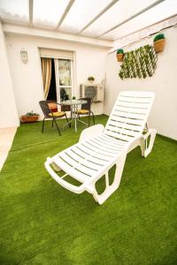 a green lawn chair sitting in the middle of a room at Hotel Arunda II in Ronda