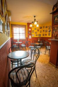 ein Restaurant mit Tischen und Stühlen in einem Raum in der Unterkunft Hotel Arunda II in Ronda