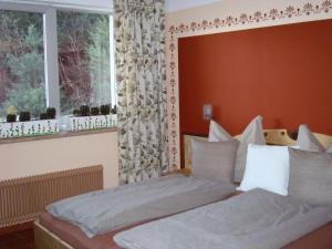 um quarto com uma cama grande e 2 janelas em Gästehaus Christine em Langkampfen