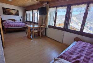 A bed or beds in a room at Auberge la Tzoumaz