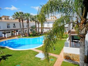 Bazén v ubytování Adosado con jardin y piscina Palm Beach 86 ALBERT VILLAS nebo v jeho okolí