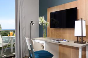 UNA Hotels Naxos Beach Sicilia的电视和/或娱乐中心