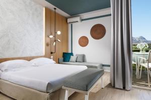 UNA Hotels Naxos Beach Sicilia客房内的一张或多张床位