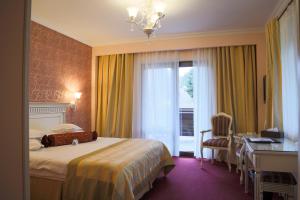 Postel nebo postele na pokoji v ubytování Hotel Foisorul cu Flori + 37 fotografií
