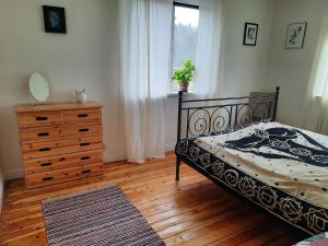 1 dormitorio con 1 cama, vestidor y ventana en Rumskulla Guesthouse 3 Room Apartment 8 beds, en Vimmerby