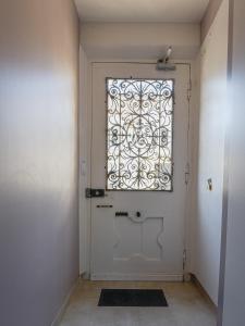 uma porta com uma janela num quarto em Les Maisons de Maje - Le Majestic em Honfleur