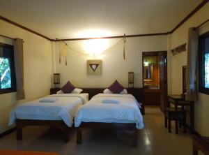 Postel nebo postele na pokoji v ubytování Baanwangnamkeaw Lodge