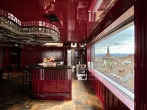 eine Bar in einem Restaurant mit Stadtblick in der Unterkunft Best Western Plus Hotel Bern in Bern