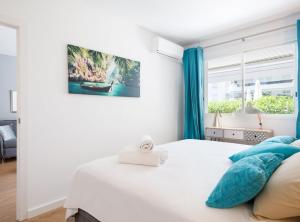 Postel nebo postele na pokoji v ubytování SITGES POOL & SEA TERRACE Luxury, comfort, unbeatable location