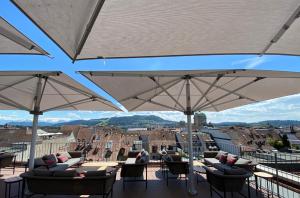 Aussicht vom Dach eines Gebäudes mit Sonnenschirmen in der Unterkunft Best Western Plus Hotel Bern in Bern