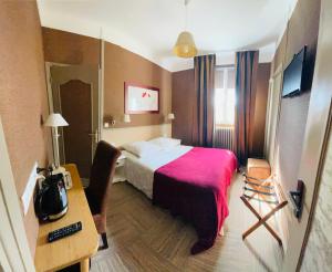 Postel nebo postele na pokoji v ubytování Les 3 rois by YY